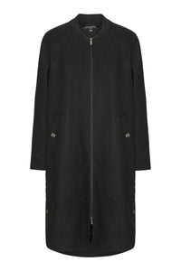 A long and A-line wool coat featuring a soft lining for added comfort. Side slits with logo horn button allow easy movement, while the two-way logo zipper and soft ribbed collar and cuffs add a sporty finish. Ideal as a mid-layer under a raincoat for extra warm
