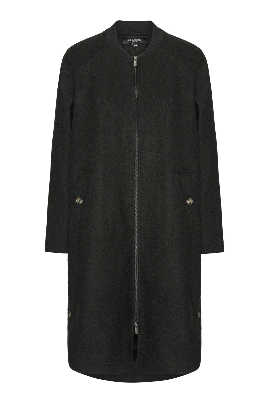 A long and A-line wool coat featuring a soft lining for added comfort. Side slits with logo horn button allow easy movement, while the two-way logo zipper and soft ribbed collar and cuffs add a sporty finish. Ideal as a mid-layer under a raincoat for extra warm
