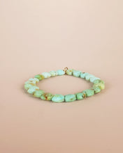 Load image into Gallery viewer, Bracelet green opal hearts on elastic 