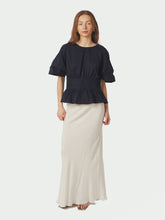 Load image into Gallery viewer, A cute blouse in poplin with a round neckline and wide 3/4-length sleeves, which create a nice balance with the fitted waist. The blouse has a hidden zipper in side seam.