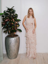 Load image into Gallery viewer, Top with sewn-in tie at the neck, that comes in a nice flower print. The top fits snugly at the waist and has small ruffles at the bottom. T

he model is 176 cm tall, and is wearing a size 36.
