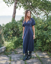 Load image into Gallery viewer, Long dress with V-neck with gathering details, pockets in the side seams and short sleeves. The quality is a soft and luxurious cotton poplin.