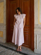 Load image into Gallery viewer, Cool sleeveless top with shirt collar and button stand. Comes in a nice striped cotton quality. Model is 176 cm and size 36.