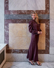 Load image into Gallery viewer, Pretty blouse with long sleeves and an open neckline at the front