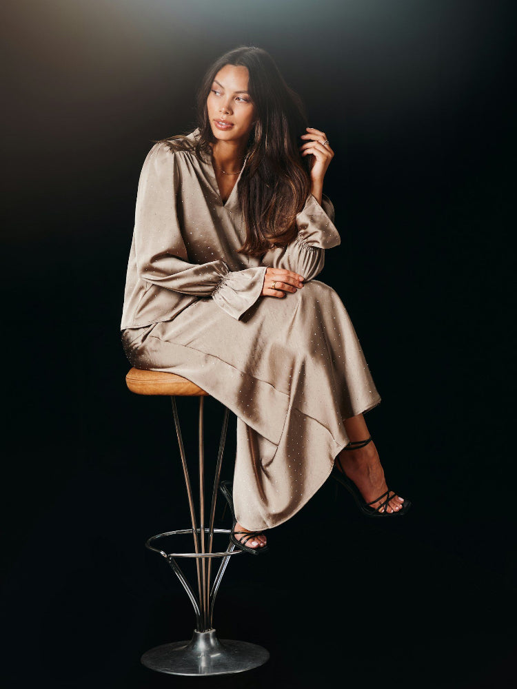 Long skirt with elastic inside at waist. The skirt is bias cut and has a very flattering fit. The quality is a nice drapy sateen with stones. The model is 176 cm and is wearing a size 36