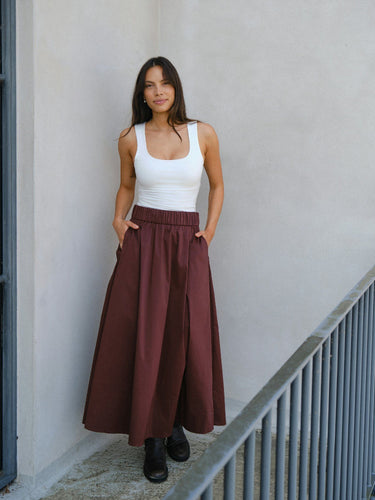 Midi length skirt in a soft cotton poplin quality, with a cool high waistband, and pockets in front.