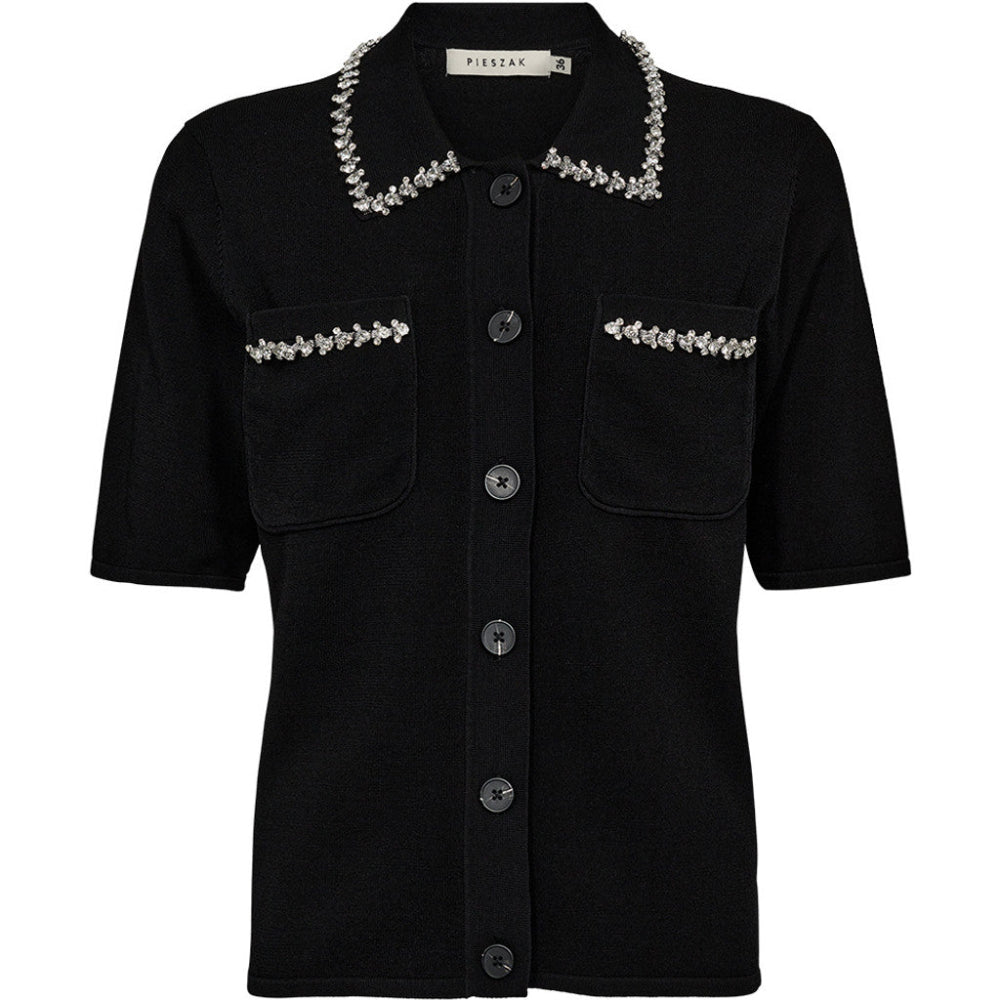 The Vigga Rhinestone Polo Knit merges everyday comfort with a touch of glamour. Designed in a structured knit with a polished button-up front, this short-sleeved piece is elevated by rhinestone embellishments along the collar and chest pockets.
The straight silhouette makes it an effortless pairing for everything from denim to tailoring - equally suited for casual and occasion looks.
