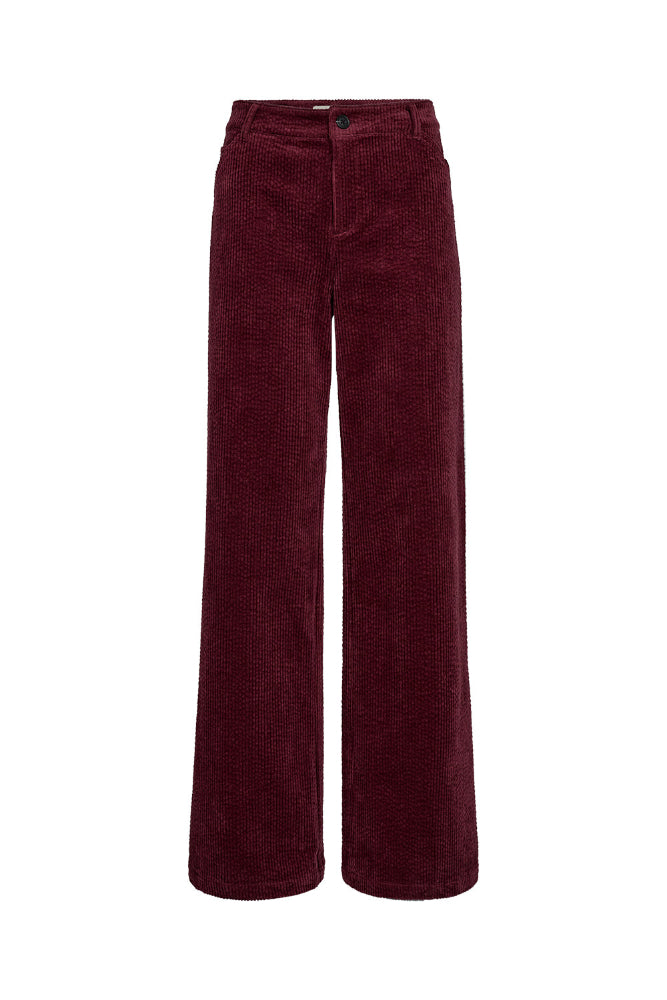 Gilly Jeans in soft corduroy offer a modern take on retro cool. Cut in a flattering high-waist silhouette with wide legs, they blend comfort with effortless style.
The plush texture adds depth and a seasonal touch, making them an elegant alternative to denim.
Size & Fit
• High waist
• Wide-leg fit
• Full length
• True to size
Details
• Wide-leg corduroy jeans
• Soft cotton blend
• Zip and button closure
• Belt loops and five-pocket design