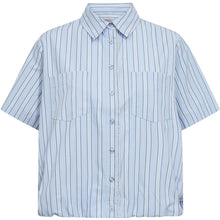 Load image into Gallery viewer, he Madison Balloon SS Shirt blends classic shirting with a modern, relaxed silhouette. Designed with short sleeves and a slightly boxy fit. The fine stripe pattern in Kentucky blue adds a crisp, fresh feel, while subtle detailing along the placket brings a touch of understated elegance.
Size &amp; Fit
• Relaxed fit
• Boxy silhouette
• Short sleeves
Details
• Classic collar
• Button-down front
• Chest pockets
• Subtle decorative placket detail