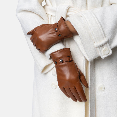 Classic, and simple leather glove.
The timeless design makes this finger glove a classic accessory choice for you everyday look,