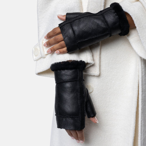 he Kali glove combines comfort and functionality in a sleek, fingerless design. Perfect for those who value freedom of movement without compromising on style. Ideal for everyday use, sports, or creative pursuits.

The gloves are designed in the softest shearling leather. Shearling is the skin of a newly sheared sheep or lamb that has been tanned and treated, but the wool is still attached.