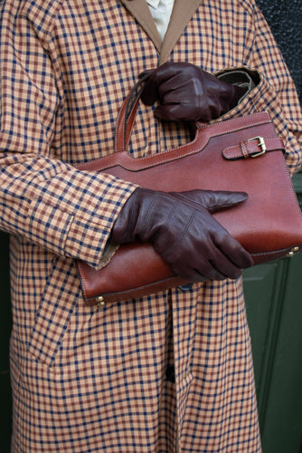 Classic, and simple leather glove, with an elastic detail on the front for at better fit.
The gloves are designed in the softest leather, and are lined with delicious soft fleece lining, which makes the glove nice and soft and comfortable in the winter cold.When you need to use your smartphone, you can keep the gloves on as the tip of the index finger and thumb has a touch screen function.
