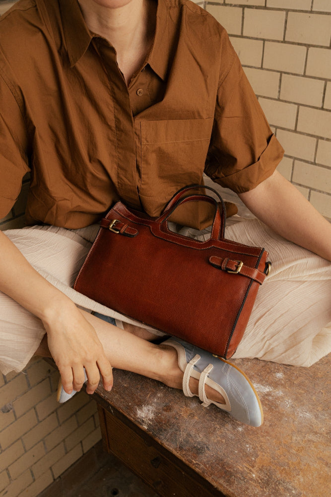 May Small is a stylish and elegant bag, designed with beautiful details that make it stand out. It features a sturdy handle, allowing you to carry it by hand, and also comes with a practical crossover strap for comfortable wear across the body.
