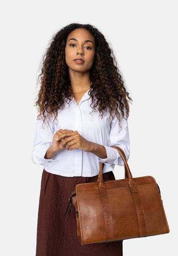 Mumi Small is a charming shoulder bag with a clean, minimalist design. It features an adjustable and detachable strap, allowing you to wear it crossbody or over the shoulder. Additionally, it has two top handles so you can carry it by hand. Inside, you'll find a spacious main compartment along with a small zip pocket - perfect for keeping your essentials organized