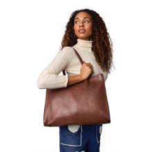 Load image into Gallery viewer, The Ora Big is a stylish shoulder bag and perfectly sized for daily use.
• Handcrafted
• Comfortable straps
• The main compartment closes with a button
• Four compartments: two open pockets and one zippered sections