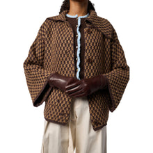 Load image into Gallery viewer, Lili
With fleece lining
Lili is a glove featuring a beautiful braided detail along the side. Simple, elegant, and with a refined touch.
The gloves are designed in the softest leather, and are lined with delicious soft fleece lining, which makes the glove nice and soft and comfortable in the winter cold.
When you need to use your smartphone, you can keep the gloves on as the tip of the index finger and thumb has a touch screen function on both the right and left glove. Note that the touch screen function may