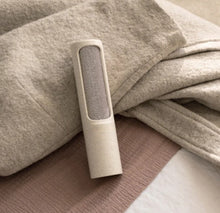 Load image into Gallery viewer, Everyday life leaves traces on your clothes. This modern garment brush is a sustainable alternative to the old tape roller – keeping your clothes and furniture flawless and free from hair, dust, fuzz, dandruff and you name it.
How it works
The bristle is made of a polyester weave where all the tiny bristles are pointed in the same tilted direction. Thus, when moving the brush against the bristles, the bristle will lift and catch the lint, hair, dandruff, shallow and dirt. Twist the handle 2–3 times to clear