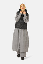 Load image into Gallery viewer, ILSE JACOBSEN Short Down Vest (walk06)