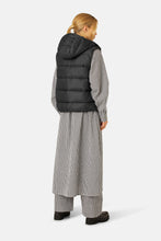 Load image into Gallery viewer, ILSE JACOBSEN Short Down Vest (walk06)